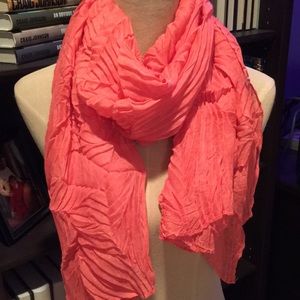 ❤️3/$25❤️ Textural Coral Crinkle Scarf 🧣